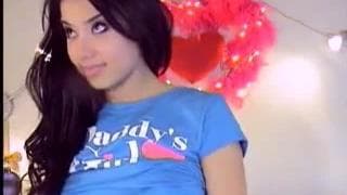 Die süße Latina zeigt ihre fetzigen Titten