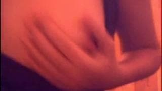 Sie steckt heute ihre Finger ganz rein