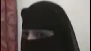 Arabische Frau lässt mit ihrer Fotze spielen Arabische Frau lässt mit ihrer Fotze spielen