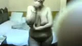 Fette Frau mit großen Titten streichelt sich