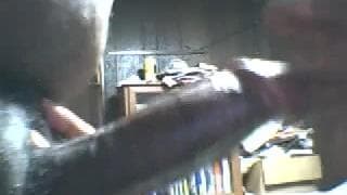 Er steckt seine große Nülle in ihren Mund