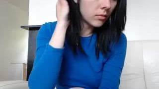 Solo-Schlampe, die einen Dildo in sich steckt