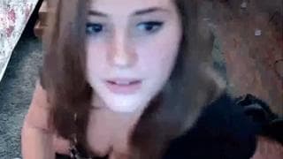 Niedliche und vollbusige Teenagerin