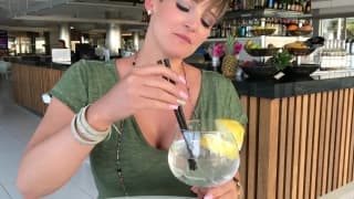 Diese sexy MILF bietet ihm den besten Service