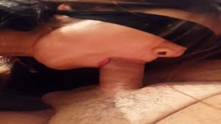 Sie steckt sich diesen Schwanz in die Kehle