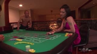 Maria Ozawa hat ihre haarige Muschi gefüllt