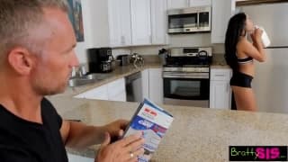 Schamlose Stiefschwester fickt ihren Bruder