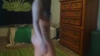 Die kleine Brünette tanzt für uns vor der Cam