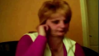 Diese Oma ist aufgeregt, als sie sich zeigt