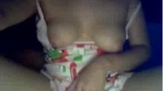 Sie ist allein und streichelnd ihren Körper