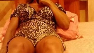 Sie masturbiert mit ihrem Spielzeug im Bett