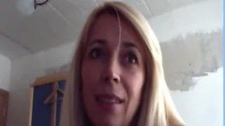 Reife blonde Sau zeigt ihren Körper