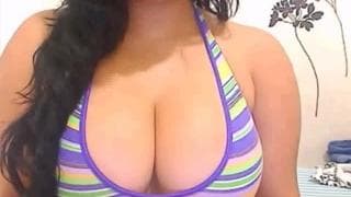 Brünette mit riesigen Titten zeigt alles