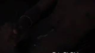 Dave sitzt auf dem Sofa und onaniert fröhlich