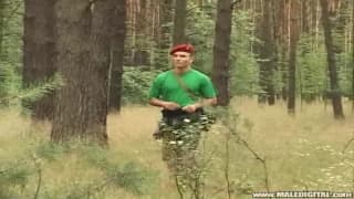 Er geht in den Wald zum Onanieren, erfolgreich