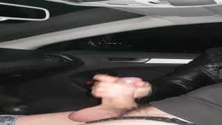 Geil von ihrem Mann im Auto gefickt zu werden!