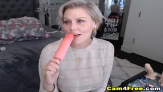 Diese Blondine zeigt mir ihre saftigen Titten