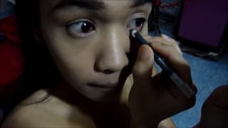 Ladyboy Mai macht sich hübsch vor der Cam