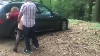 Die reife Rothaarige wird im Freien geknallt