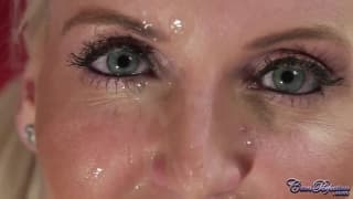 Die Blondine ist glücklich, alles zu bekommen