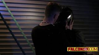 Er will mit Schwanz gefüllt werden und ist hot