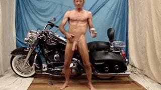 Mann strippt hier für uns nackt und hat Spaß