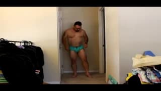 Runder Mann zeigt seinen Schwanz vor Kamera