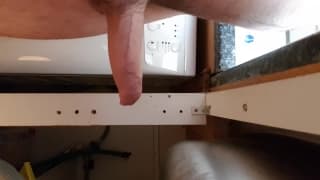 Dieser Mann bekommt Erektion vom Reinigen