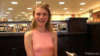 Eine nuttige Blondine zieht sich in der Öffentlichkeit aus