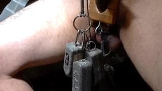 Er gibt für Freude Gewichte an seine Rute