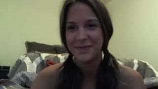 Die junge Bumsfee fingert sich selbst