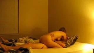 Sie reibt an dem Schwanz, damit er abspritzt