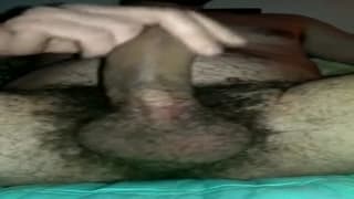 Haariger Mann wichst bis er im Bett spritzt