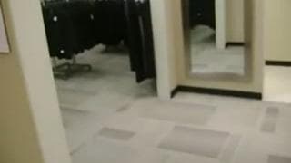 Er steht und masturbiert bis er kommt