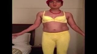 Er ist aufgeregt Frauenkleidung zu tragen