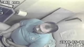 Fetter Mann wichst sich im Badezimmer ab Fetter Mann wichst sich im Badezimmer ab