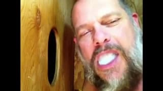 Alter Mann mit echtem Fußfetisch genießt das