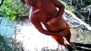 Dieser brünette Mann zeigt im Freien Schwanz