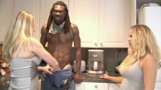 Schöne Blondinen werden mit einem Schwarzen ficken