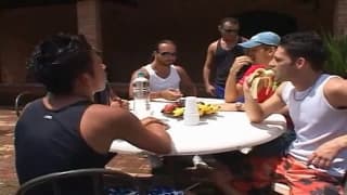 Rick und Bruno Stygmata knallen auf dem Tisch