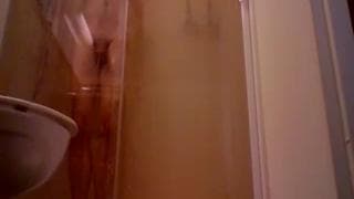 Dieser Mann wird in der Dusche aufgenommen