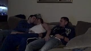 Dreier mit Menge an Freude zwischen ihnen