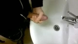 Junger Emo Mann wichst im Badezimmer ab