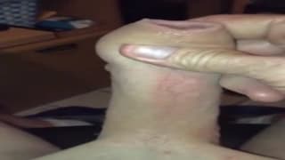 Weißer Mann wichst im Bett in Nahaufnahme