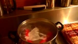Er benutzt alles, um sich geil zu machen Er benutzt alles, um sich geil zu machen