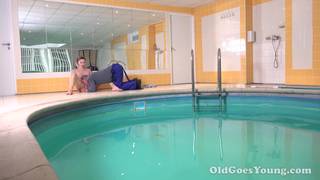 Reifer Schwanz für diese heiße Brünette die lutschen will Reifer Schwanz für diese heiße Brünette die lutschen will