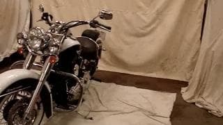 Er strippt nackt für die Freundin und neckt