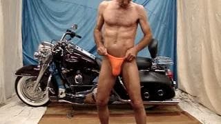 Er strippt nackt für Freunde der Freundin