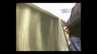 Kompilation von Jungs im öffentlichen WC