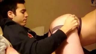 Sie necken sich mit ihren Körpern gegenseitig Sie necken sich mit ihren Körpern gegenseitig